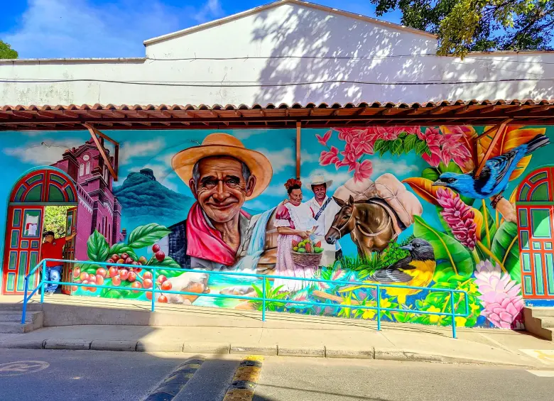 Las fachadas del municipio de San Carlos hoy lucen de colores. Relatos de resiliencia y reconciliación reescriben la historia del conflicto. También resaltan el patrimonio ambiental e hídrico de la zona, además de las historias de los campesinos. FOTO Juan Diego Ortiz Jiménez. 