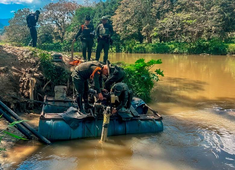 Estas fueron las personas capturadas y la maquinaria incautada en el procedimiento contra la minería ilegal en el río Medellín, en Barbosa. FOTO: Cortesía Policía Metropolitana