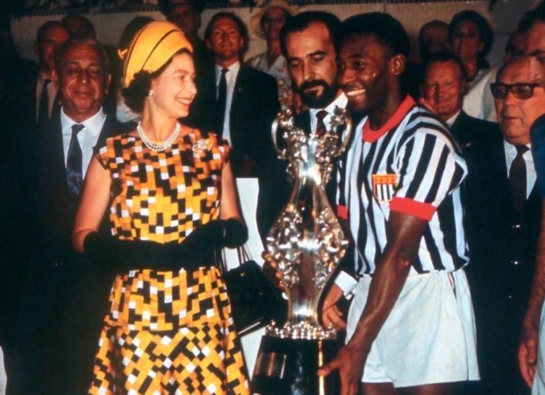 La reina Isabel compartió con Edson Arantes do Nascimento en 1968 en el Estadio Maracaná. FOTO: TOMADA DE TWITTER @Pele
