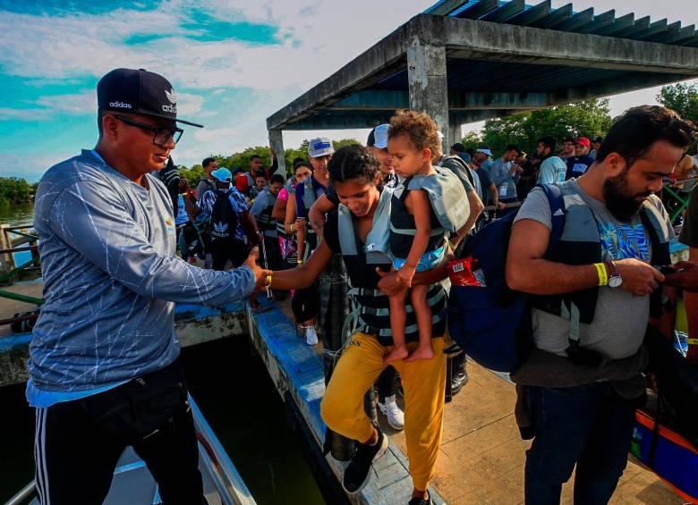 Uno a uno los migrantes van abordando las embarcaciones que los llevarán desde el puerto de Turbo hasta Acandí, allí iniciarán la travesía a pie por el Darién hasta Estados Unidos. FOTO<b> Camilo Suárez</b>