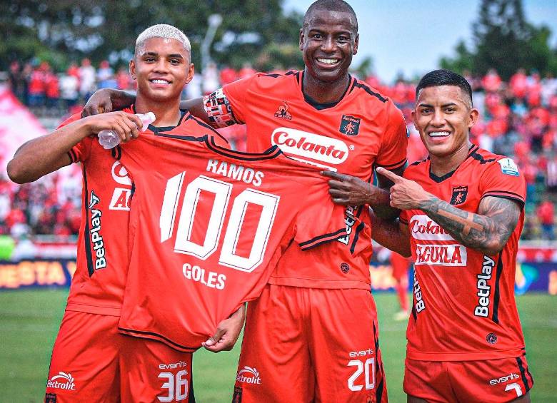 Adrián Ramos festeja su gol 100 junto a Josen Escobar y Cristian Barrios. FOTO Tomada del X @AmericadeCali