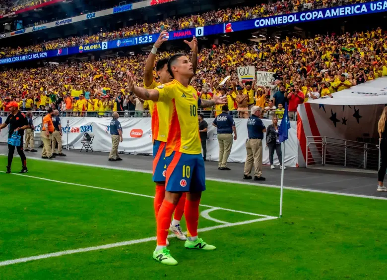 El futbolista James Rodríguez recibe la corona que le ofreció Luis Díaz en los cuartos de final de la Copa América 2024. Foto: Juan Antonio Sánchez