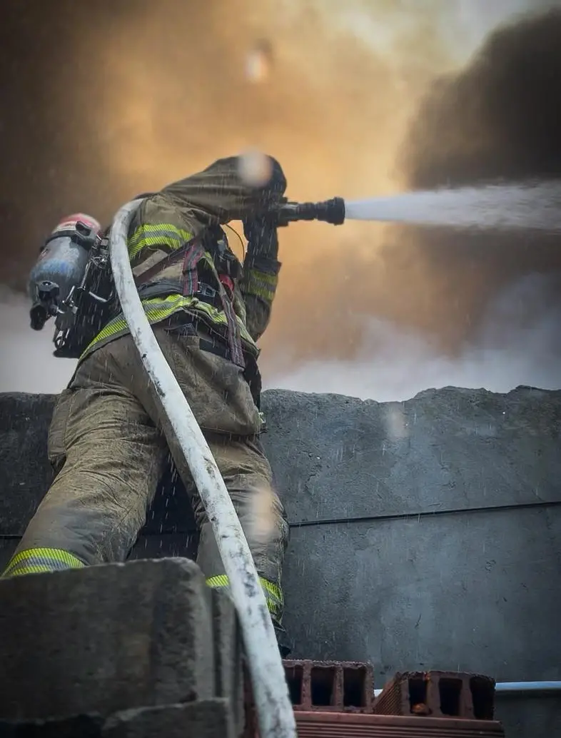 Dos tripulaciones de los Bomberos Medellín atendieron el incendio estructural en una vivienda ubicada en la comuna 1-Popular. Foto: Archivo- Cortesía