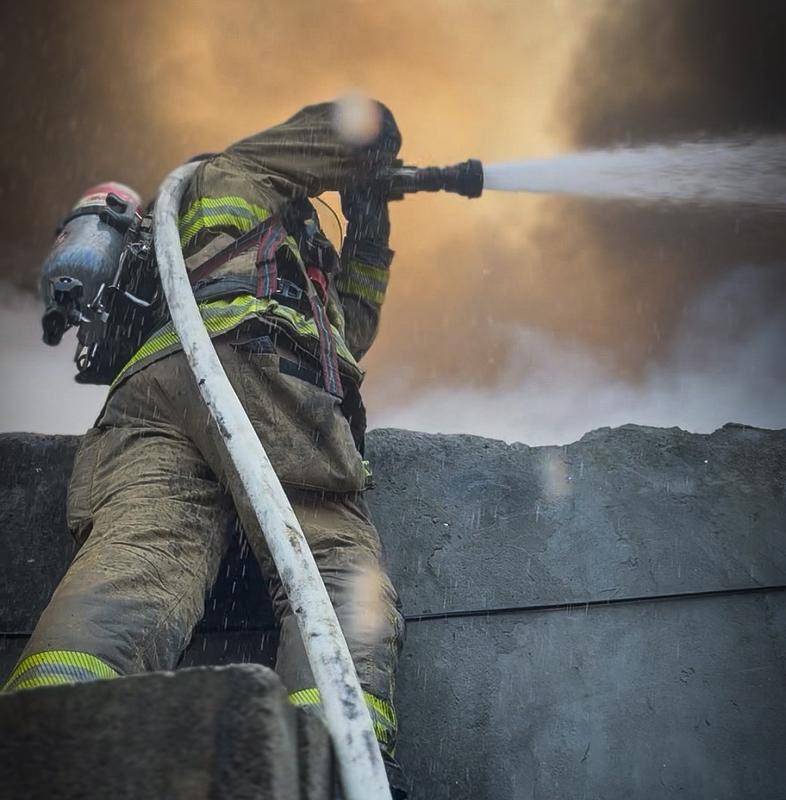 Dos tripulaciones de los Bomberos Medellín atendieron el incendio estructural en una vivienda ubicada en la comuna 1-Popular. Foto: Archivo- Cortesía