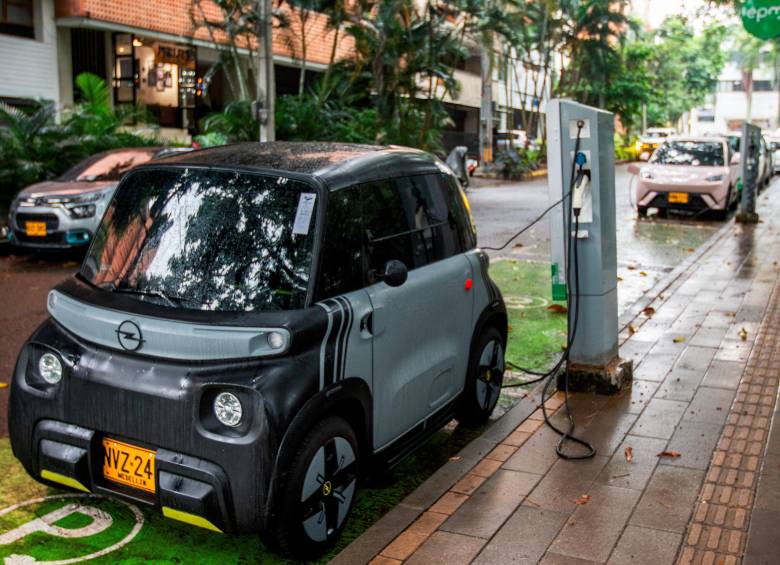 Las electrolineras y los puntos de carga en Medellín para los vehículos elétricos, en ocasiones, son insuficientes para la demanda de estos carros. FOTO JULIO CÉSAR HERRERA