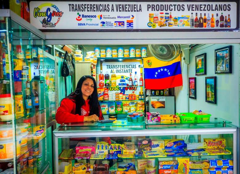 Yennys Pinto tiene en su local fotos enmarcadas de su natal Carora, capital del municipio más grande del estado Lara. Mantiene estirada en la pared la bandera de su país. Pregunte por lo que no vea. FOTOS CAMILO SUÁREZ