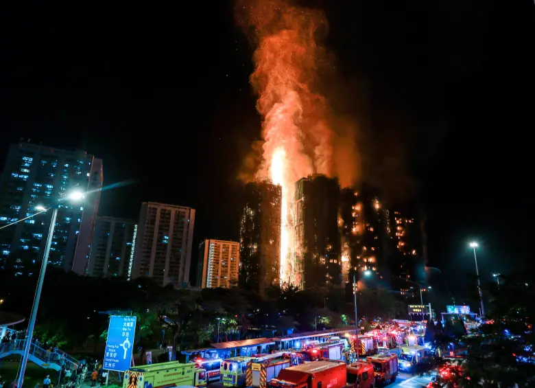 El complejo Wang Fuk Court, en Tai Po, está conformado por ocho torres de apartamentos y cinco de ellas fueron alcanzadas por las llamas. FOTO: Xinhua