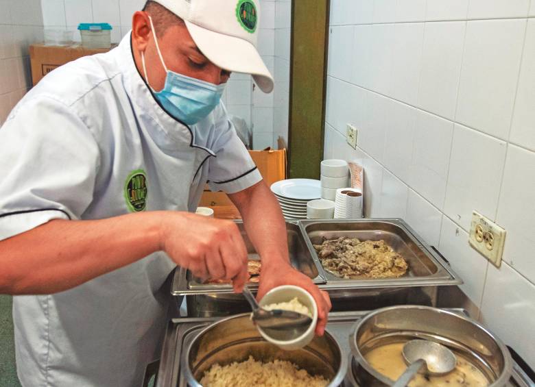 En el Paraninfo de la Universidad de Antioquia se habilitó un espacio para que personas puedan disfrutar sabores más tradicionales, los cuales se habían perdido en la diversidad gastronómica. FOTO JULIO CÉSAR HERRERA