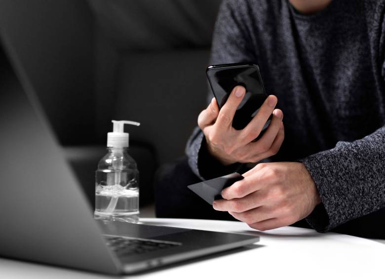 Grupos de estafadores han comenzado a enviar mensajes de texto o correos electrónicos suplantando entidades financieras. Foto, Freepik. 
