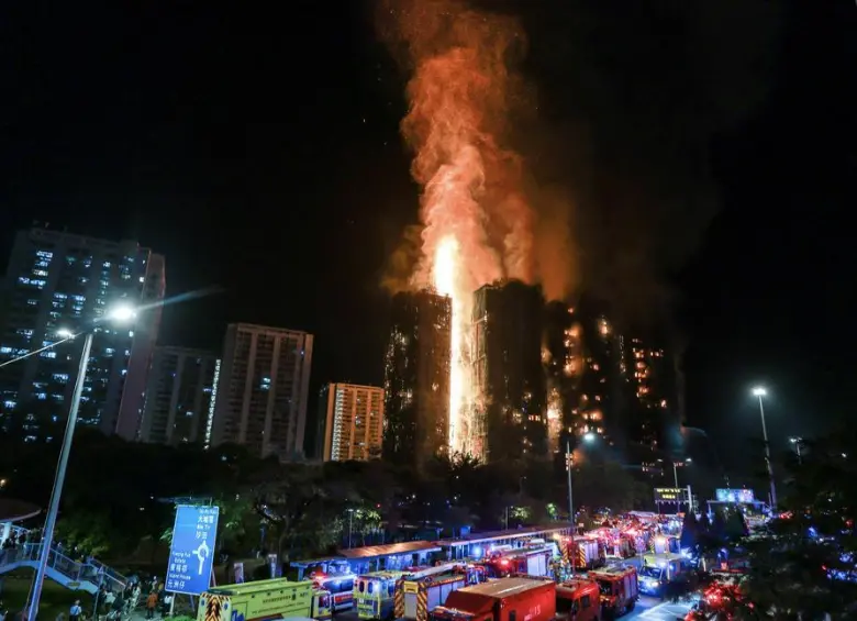 La cifra de muertos en el incendio de Hong Kong sube a 65 y cientos de personas siguen desparecidas 