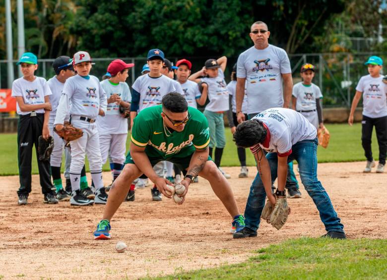 Jordan, el Grandes Ligas que les enseñó a los niños en Medellín