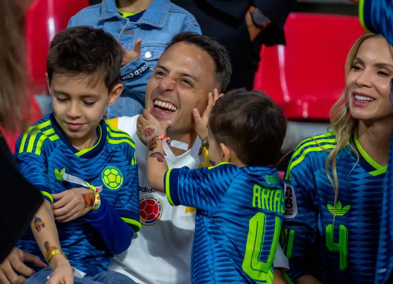 Las sonrisas de Santiago Arias al disfrutar con sus seres queridos tras la victoria ante Uzbekistán.