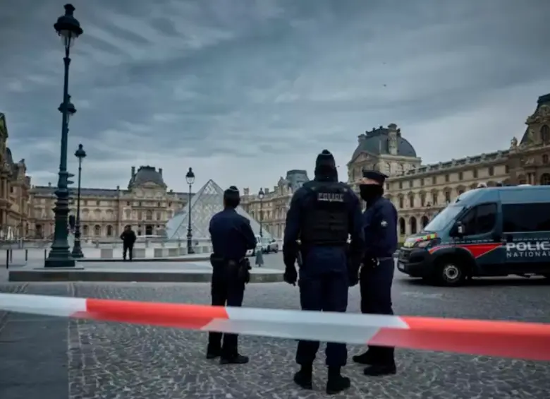 El robo, que duró solo unos minutos, reavivó las críticas sobre el estado y la seguridad del museo más visitado del mundo. FOTO: Getty