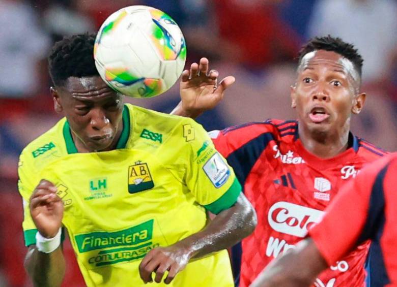 El Atlético Bucaramanga se mostró efectivo en los primeros minutos del partido en Medellín. Foto: Manuel Saldarriaga