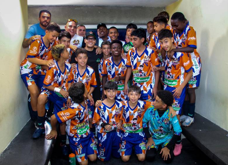 Juan Fernando Quintero compartió con los niños del equipo Margos de Envigado. FOTO: Cortesía Corporación Los Paisitas