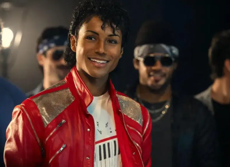 La interpretación de Jaafar Jackson se apoya en coreografías icónicas y grabaciones originales para revivir la trayectoria del artista antes de sus crisis mediáticas. FOTO cortesía