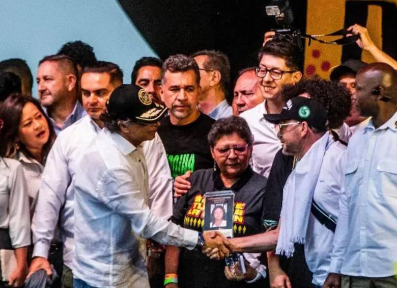 Gustavo Petro durante el tarimazo en La Alpujarra el 21 de junio de 2025. Junto a él los capos presos de las bandas del Valle de Aburrá. Foto: El Colombiano