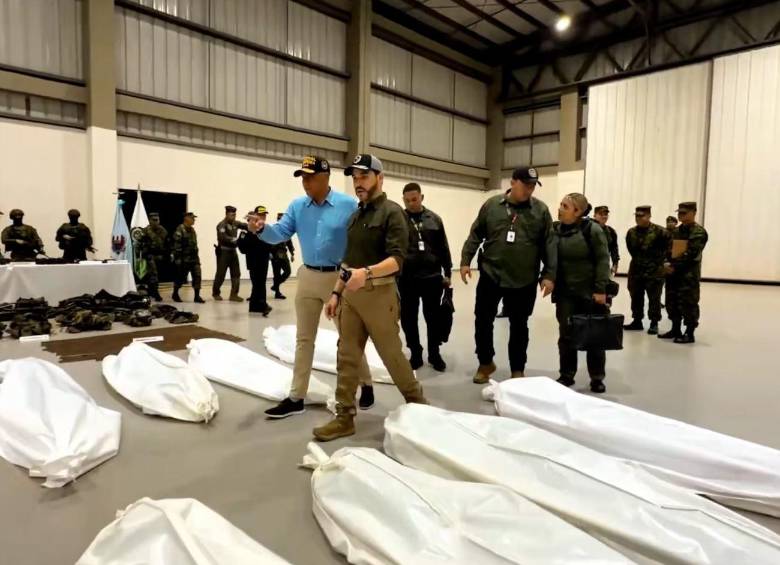El presidente Abelardo De la Espriella camina entre bolsas con cadáveres tras una operación en Guaviare, el 2 de septiembre, donde fueron abatidos 23 supuestos integrantes de las disidencias. Foto: tomada de video