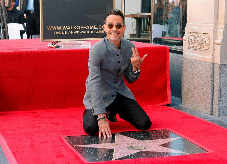 Marc Anthony está feliz con su estrella en el Paseo de la Fama de Hollywood. FOTO Getty