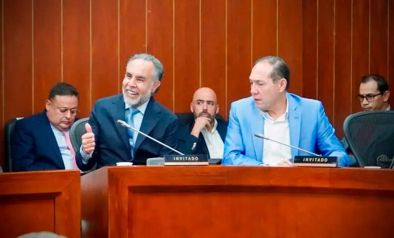 Benedetti (izquierda) dijo que el Gobierno ve “con buenos ojos” la resucitada reforma laboral. Pidió que incluya derechos progresivos para la clase trabajadora. FOTO: MININTERIOR