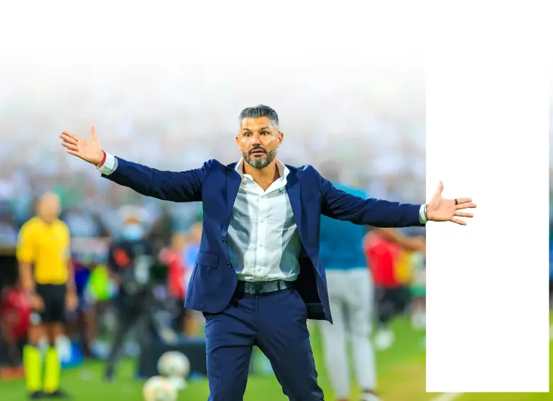 El argentino Javier Gandolfi lleva 48 partidos al frente de Atlético Nacional. En ellos, suma 23 victorias, 13 empates y 12 derrotas. Los verdes, por su nómina, tienen la presión de ser campeones. FOTO Camilo Suárez