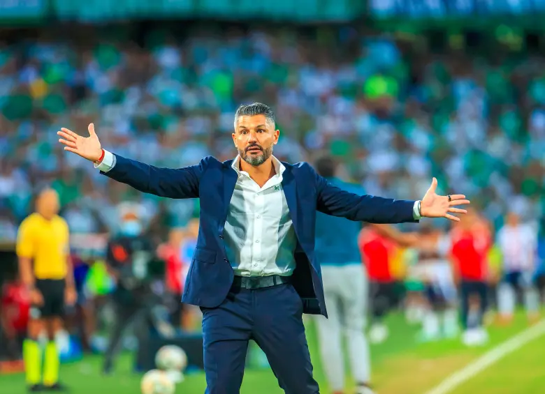 El técnico Javier Gandolfi, como cabeza de grupo, intenta levantar al equipo tras el duro golpe de la eliminación de la Copa Libertadores, para que pueda ir por los dos objetivos que restan: Copa y Liga. FOTO Camilo Suárez