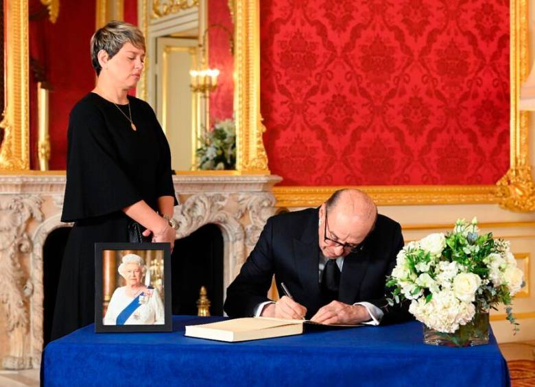 El ministro de Relaciones Exteriores, Álvaro Leyva, firmó el libro de condolencias de la reina Isabel II. FOTO: CORTESÍA