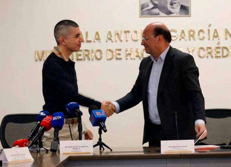 El presidente de Asobancaria y el ministro de Hacienda sellan acuerdo del programa Abrigo para atender a las regiones afectadas por la emergencia climática. FOTO CORTESÍA MINHACIENDA. 