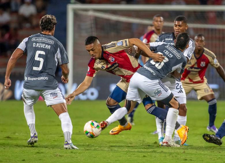 El 2-2 final reflejó con justicia lo visto en la cancha: dos planteles dispuestos a atacar sin reservas, aunque con deudas en su solidez defensiva. Foto: Juan Antonio Sánchez