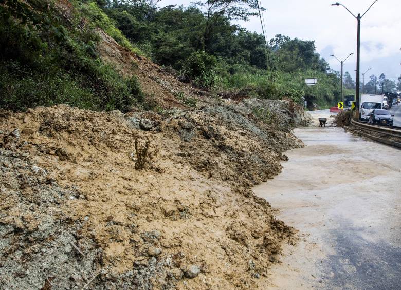 Las fallas, combinadas con el impacto de sismos y la humedad constante, han desencadenado estragos en más de 1.000 puntos críticos en las carreteras del departamento. FOTO: Julio César Herrera