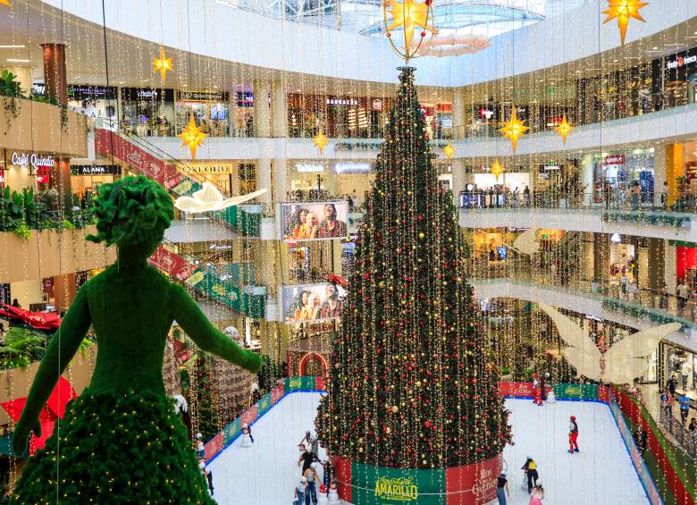 Centro comercial Santafé. Sus árboles gigantes, pistas de patinaje, presentaciones artísticas y espectáculos luminosos amplían la oferta para quienes buscan disfrutar de un ambiente festivo sin salir de la ciudad. Foto: Camilo Suárez Echeverry