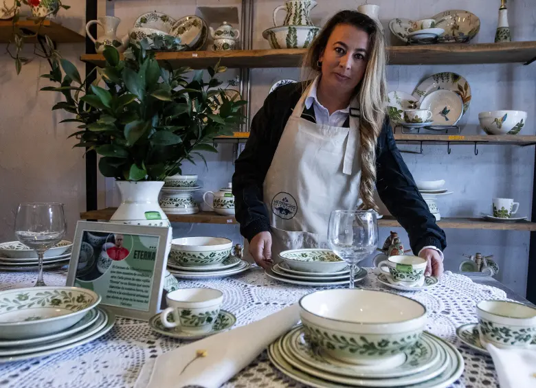 La empresa familiar La Herencia fue la encargada de realizar una vajilla del Carmen de Viboral para la sede papal. Foto: Julio César Herrera Echeverri.