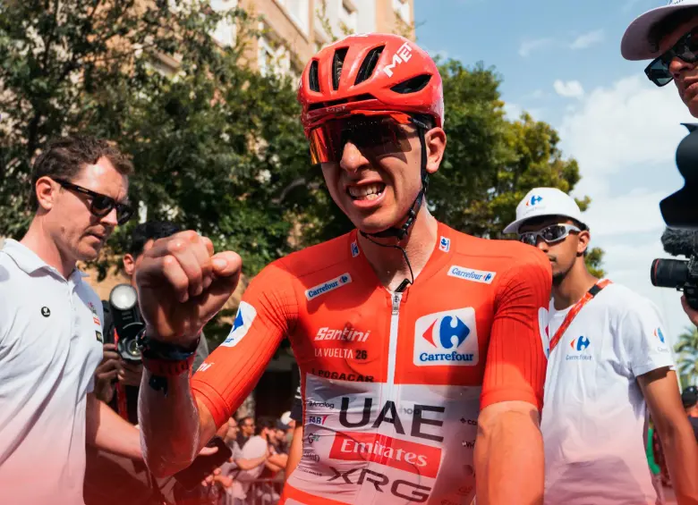 Tadej Pogacar se vio obligado a abandonar la Vuelta tras verse involucrado en una masiva caída. FOTO @VUELTAAESPAÑA