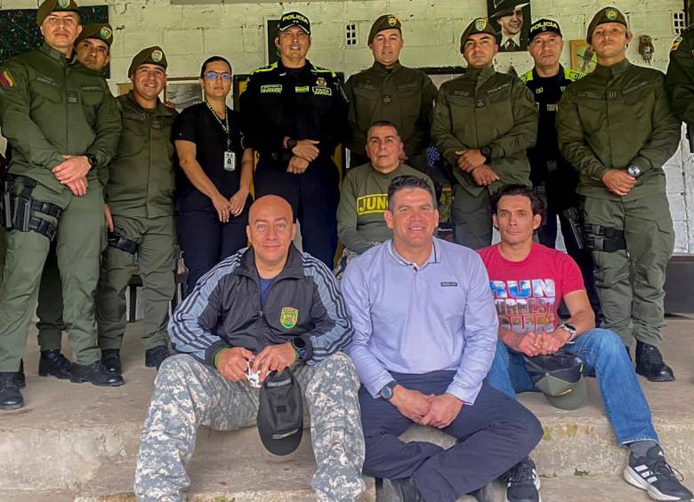 El general Tito Castellanos y un grupo Jungla visitaron a Ávila, quien también se puso su camisa jungla. FOTO cortesía