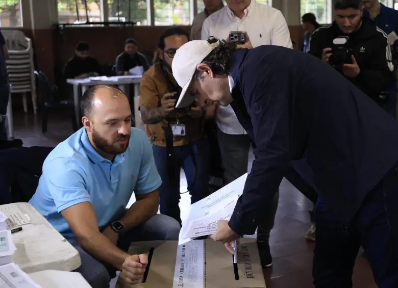 El alcalde Federico Gutiérrez depositó su voto en el INEM José Félix de Restrepo de Medellín. Foto: Camilo Suárez.