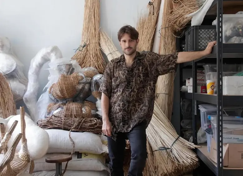 El artista estadounidense Chris Wolston instaló su estudio en Medellín, donde trabaja con talleres locales y materiales como aluminio, mimbre y terracota. FOTO Instagram @chriswolston