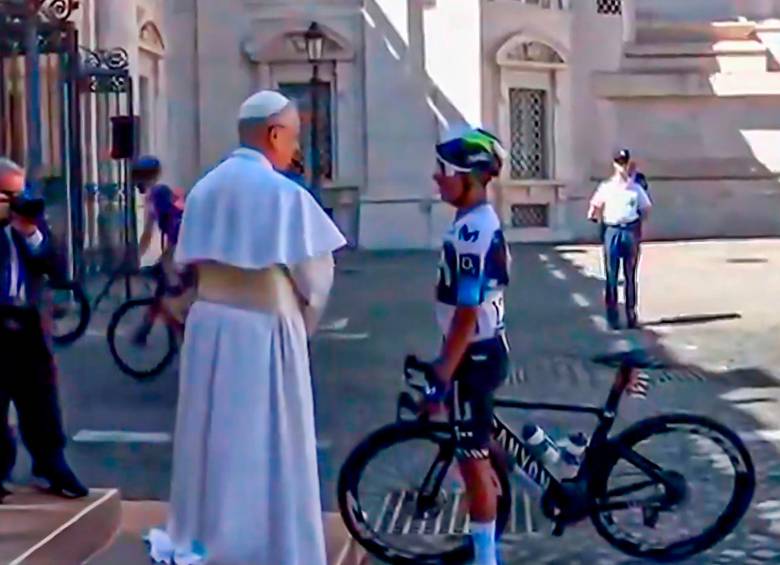 Nairo Quintana saluda al papa León XIV en el Vaticano durante el inicio de la última etapa del Giro de Italia 2025. FOTO: CAPTURA DE PANTALLA