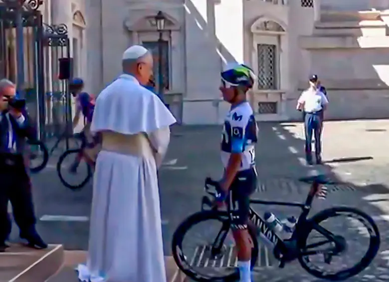 Nairo habló con el papa León XVI en la etapa final del Giro. Foto: Captura transmisión oficial Dsports