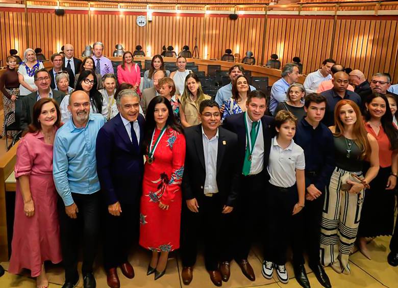 Adelante, el empresario Cristian Halaby acompañados del diputado Luis Pelaez y la comunicadora Paula Jaramillo con miembros de la Asamblea de Antioquia. FOTO: Camilo Suárez