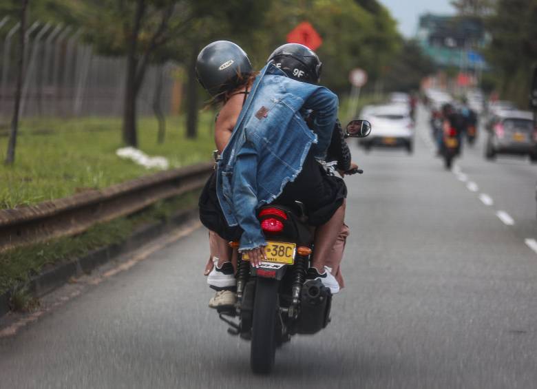 motociclistas casi se caen por evadir el pico y placa para motos. Foto: Manuel Saldarriaga Quintero.