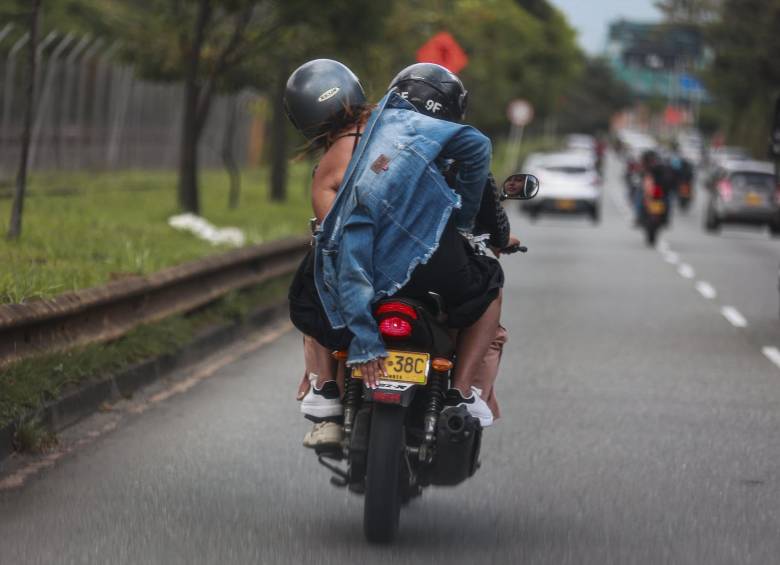 Algunos parrilleros y motociclistas intentan de esta forma evadir el Pico y Placa poniendo en riesgo sus vidas. Foto: Manuel Saldarriaga Quintero.