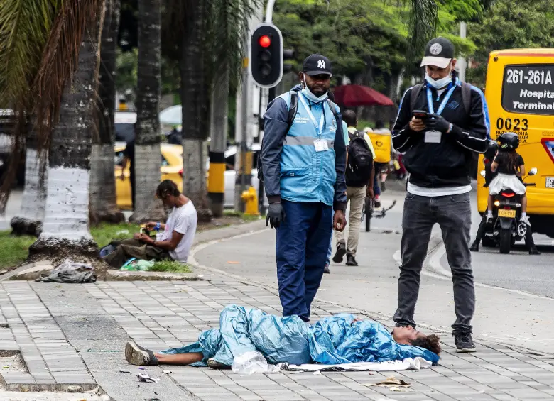 Funcionarios ed Inclusión Social tratan de convencer a los habitantes de calle para que inicien procesos de rehabilitación. Por lo general son ignorados.. Foto: Julio César Herrera Echeverri.