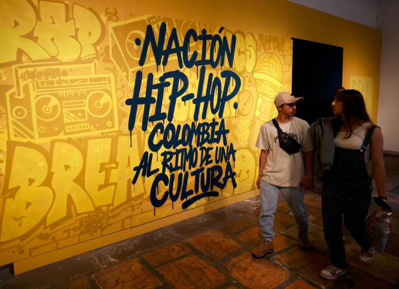 Cnco jóvenes cuyas vidas fueron transformadas por el rap se toman una de las salas del Museo Nacional de Bogotá. Foto: EFE. 