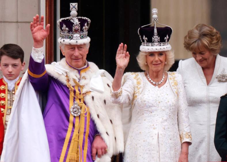 Ya en el palacio los nuevos reyes salieron al balcón a saludar al público. FOTO Getty