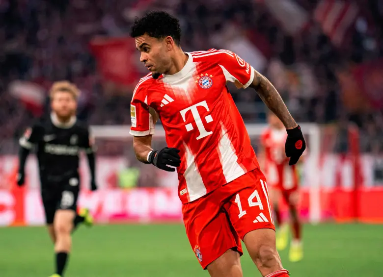 Luis Díaz durante el partido con el Friburgo. FOTO @FCBayernEN