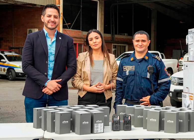 En diciembre pasado la Alcaldía de Medellín presentó los nuevos equipos comprados para los bomberos, en una rueda de prensa encabezada por la directora del Dagrd, Laura Duarte (centro). FOTO CORTESÍA ALCALDÍA
