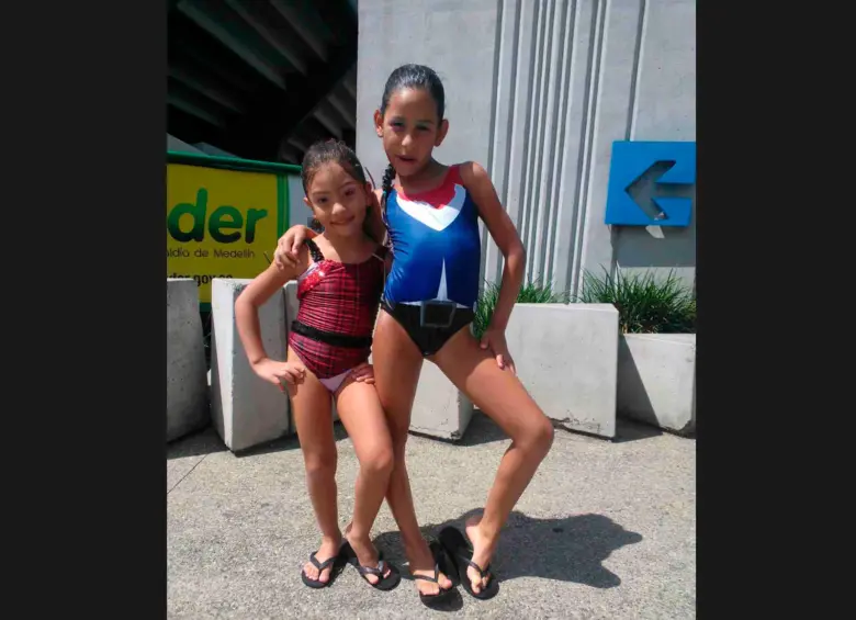 Tatiana y Mabel en sus primeros años como nadadoras artísticas, siempre están juntas y se repaldan en todo. FOTO CORTESÍA 