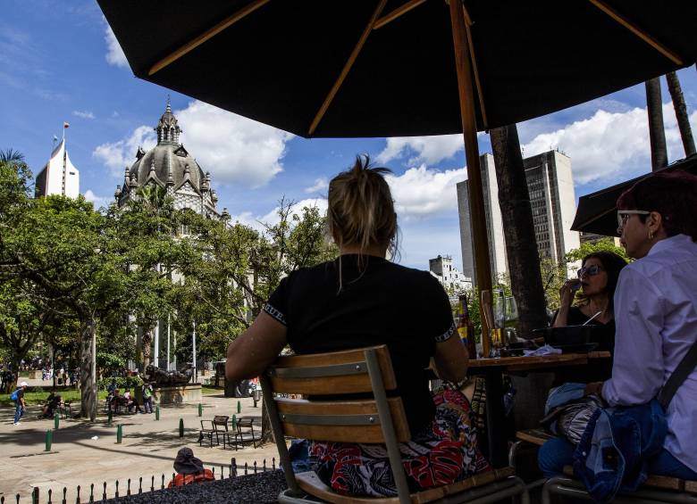 Turistas en uno de los establecimientos de la zona de la Plaza de Botero. Foto: Julio César Herrera Echeverri