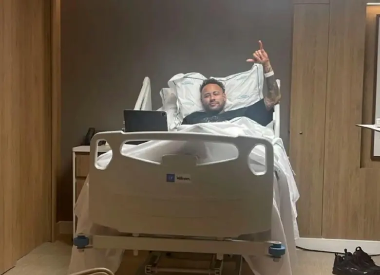 Neymar entra en proceso de recuperación tras su operación de rodilla. Podrá volver a trabajos de campo en cuatro o seis semanas. FOTO: Tomada de X @BrasilEdition 