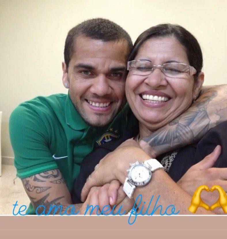 En la foto se ve al futbolista brasileño Dani Alves acompañado de María Lucía Alves, su madre, en una concentración de la Selección de Brasil. FOTO: TOMADA DEL INSTAGRAM DE @mluciaalves